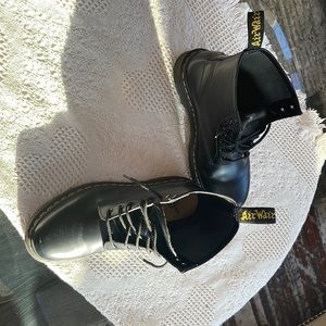 Smooth Leather lace-up Dr Marten boots